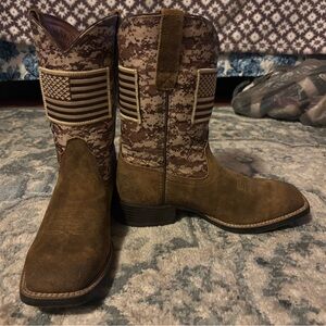 i’m selling these shoes because they are to big and just not the right size.